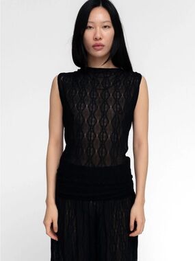 Find me now FLORA TOP IN BLACK